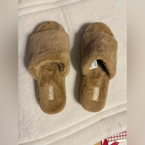 NWT MUK LUKS faux fur platform slipper, size medium (9-10) - Picture 15 of 15
